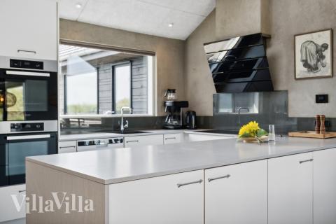 Kjøkkenet i luksushus nr. 348 er godt innrettet.