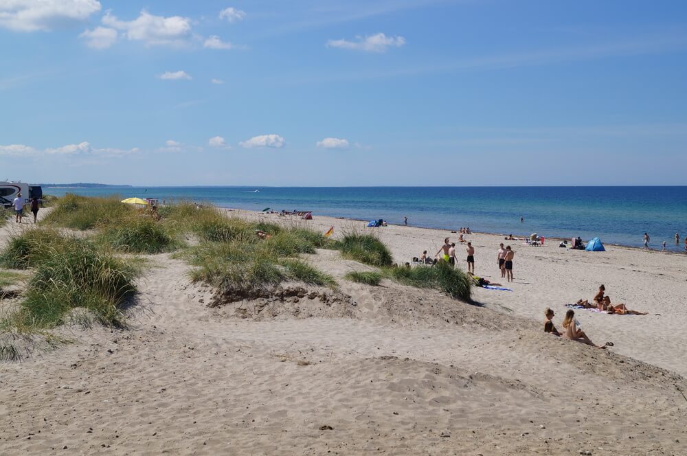 Stranden nær luksushus nr. 352 i Nordsjælland er ideell til gåturer.