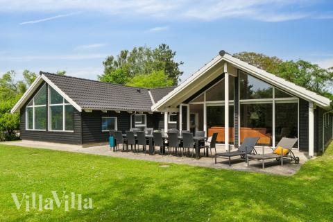 Luksushus nr. 352 har en deilig terrasse med gode hagemøbler til 14 personer.