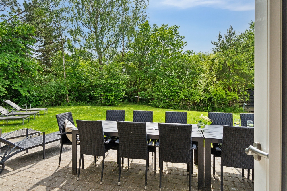 Nyt en grillkveld på terrassen i luksushus nr. 352 i Nordsjælland