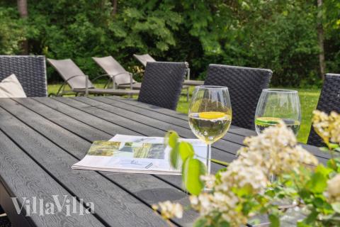 På terrassen i feriehus nr. 352 er det plass til 14 personer.