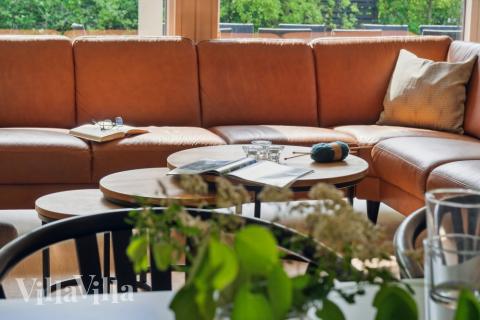 Sofaen i luksushus nr. 352 i Nordsjælland er perfekt for å hygge seg med et brettspill eller se en film sammen.