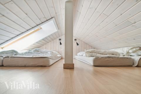 Noen av de 14 soveplassene i luksushus nr. 352 finnes på hems