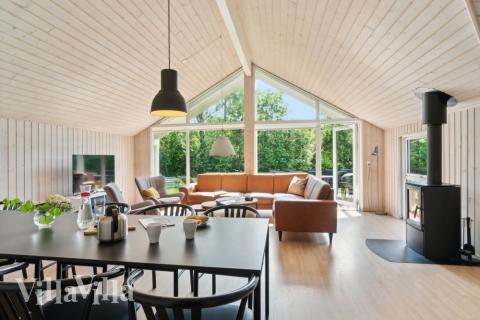 Det er plass til 14 personer i det store lyse oppholdsrommet i luksushus nr. 352.