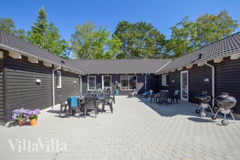 Nyt en grillkveld på terrassen i luksushus nr. 351 i Nordsjælland