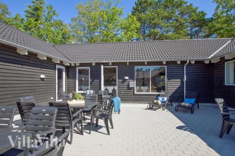 På terrassen i feriehus nr. 351 er det plass til 22 personer.