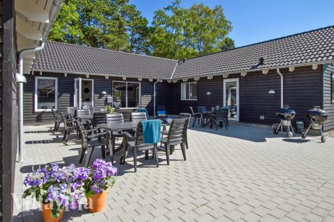 Luksushus nr. 351 har en deilig terrasse med gode hagemøbler til 22 personer.