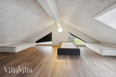 Noen av de 22 soveplassene i luksushus nr. 351 finnes på hems