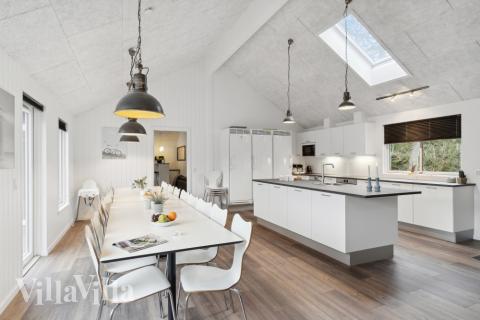 Det er plass til 22 personer i det store lyse oppholdsrommet i luksushus nr. 351.