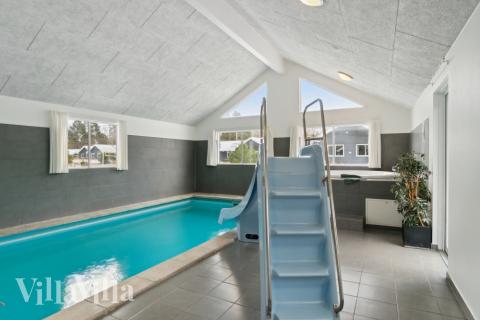 Det flotte bassenget i luksushus nr. 351 til 22 personer