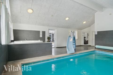 Feriehus 351 har et flott basseng med sklie, et stort innebygd boblebad og en badstue