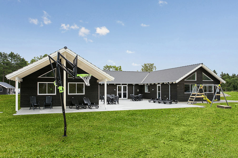 Dette store sommerhuset med svømmebasseng ligger ved sjarmerende Asserbo, mellom Tisvildeleje og Liseleje.