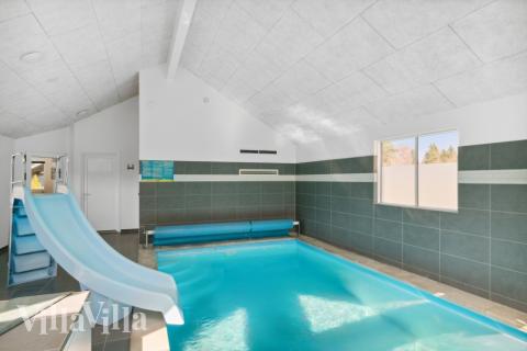 Feriehus 350 har et flott basseng med sklie, et stort innebygd boblebad og en badstue