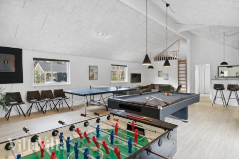 I tillegg til alle aktivitetsmulighetene i husets bassengavdeling, kan du også spille biljard, bordtennis og dart i luksushus nr. 350