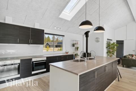 Kjøkkenet i luksushus nr. 350 er fullt utstyrt så dere lett kan lage mat til 24 personer.