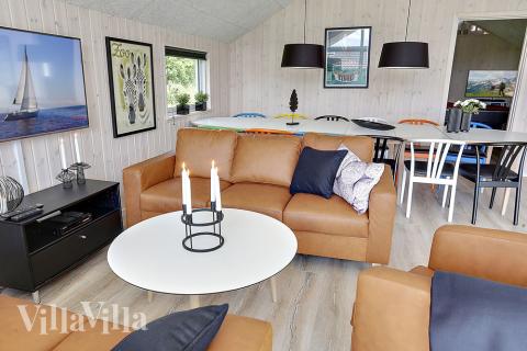 Det er plass til 14 personer i det store lyse oppholdsrommet i luksushus nr. 349.