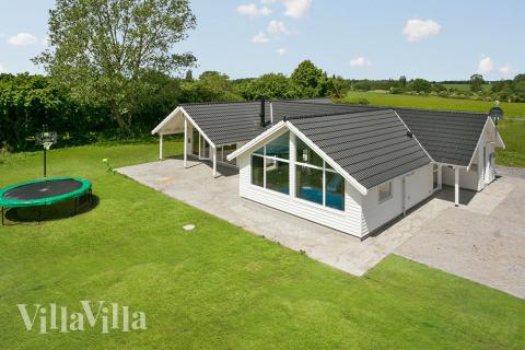 Velkommen til dette velinnredede Skanlux-huset nær Råbylilles dejlige strand, samt områdets store utvalg av spennende opplevelser. 