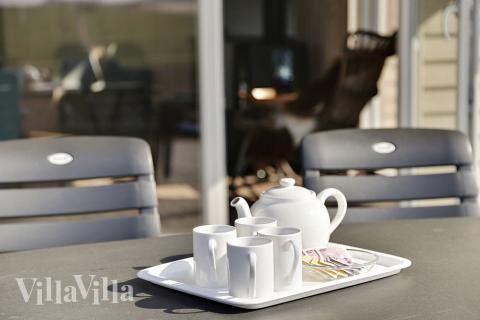 Nyt en grillkveld på terrassen i luksushus nr. 349 i Lolland/Falster/Møn