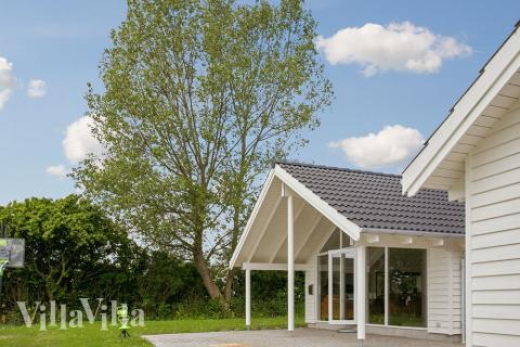 Luksushus nr. 349 har en deilig terrasse med gode hagemøbler til 14 personer.