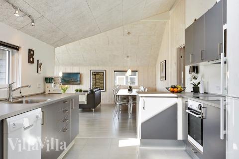 Kjøkkenet i luksushus nr. 353 er fullt utstyrt så dere lett kan lage mat til 14 personer.