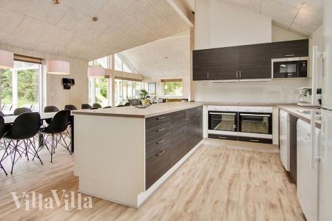 Kjøkkenet i luksushus nr. 355 er fullt utstyrt så dere lett kan lage mat til 18 personer.