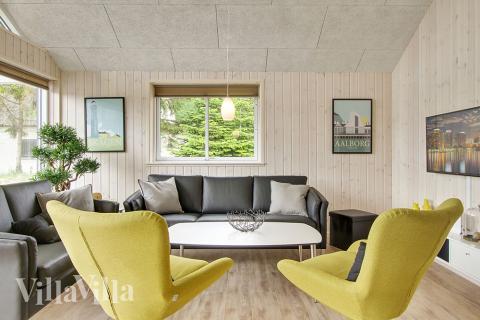 Det er plass til 18 personer i det store lyse oppholdsrommet i luksushus nr. 355.