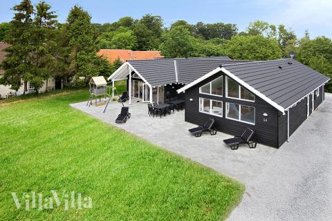 Dette lekre huset med svømmebasseng, nr. 355, med plass til 18 personer, ligger i Fyn og øyer