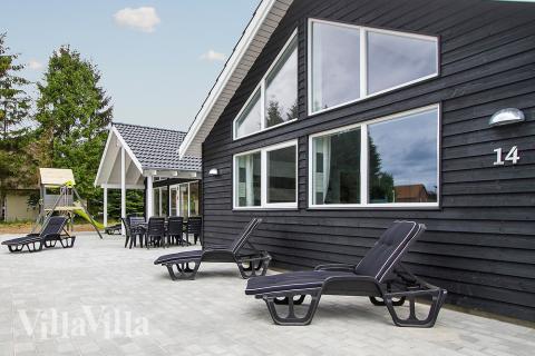 Luksushus nr. 355 har en deilig terrasse med gode hagemøbler til 18 personer.