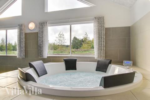 Nyt varmen i boblebadet i luksushus nr. 356 i Østjylland
