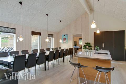 Det er plass til 20 personer i det store lyse oppholdsrommet i luksushus nr. 356.