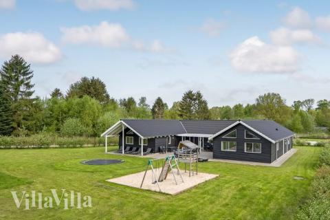 Dette lekre huset med svømmebasseng, nr. 356, med plass til 20 personer, ligger i Østjylland
