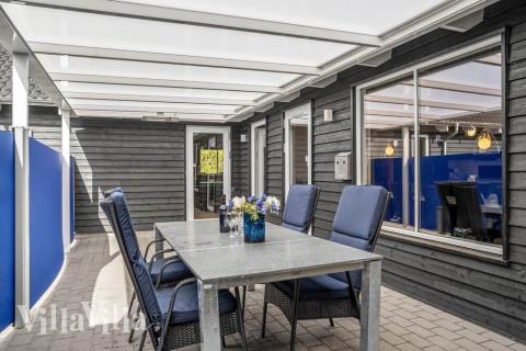 Nyt en grillkveld på terrassen i luksushus nr. 356 i Østjylland