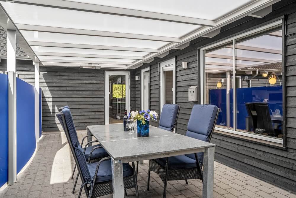 Nyt en grillkveld på terrassen i luksushus nr. 356 i Østjylland
