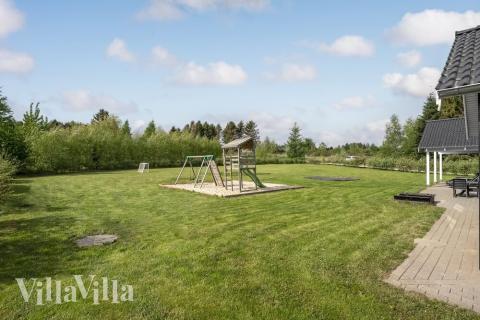 I det attraktive feriehuset nr. 356 i Østjylland finnes det mengder av utendørsaktiviteter, som leketårn og huskestativ.