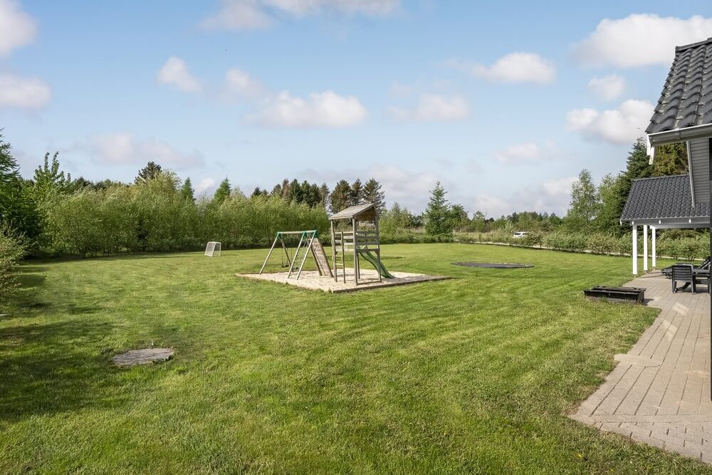 I det attraktive feriehuset nr. 356 i Østjylland finnes det mengder av utendørsaktiviteter, som leketårn og huskestativ.