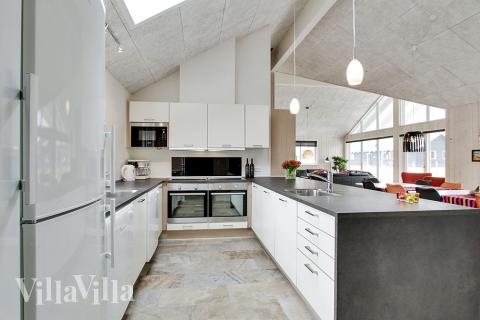 Kjøkkenet i luksushus nr. 358 er fullt utstyrt så dere lett kan lage mat til 18 personer.