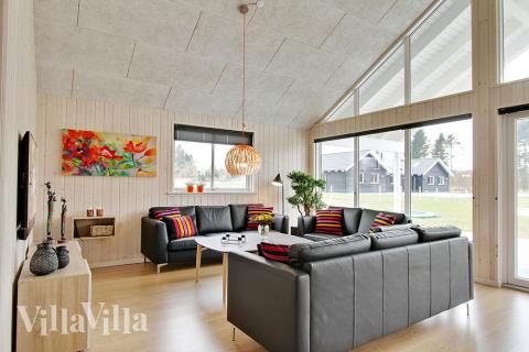 Det er plass til 18 personer i det store lyse oppholdsrommet i luksushus nr. 358.