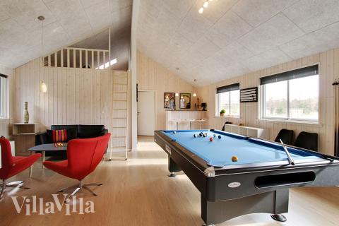 I tillegg til alle aktivitetsmulighetene i husets bassengavdeling, kan du også spille biljard, bordtennis og dart i luksushus nr. 358