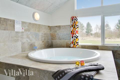 Nyt varmen i boblebadet i luksushus nr. 358 i Østjylland