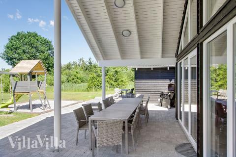 Luksushus nr. 358 har en deilig terrasse med gode hagemøbler til 18 personer.