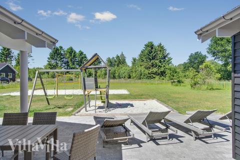 Nyt en grillkveld på terrassen i luksushus nr. 358 i Østjylland