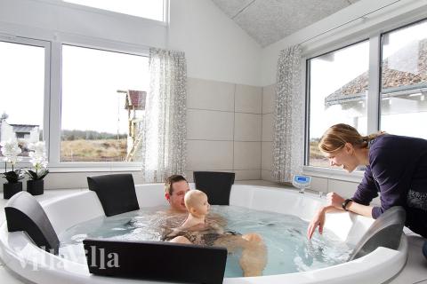 Nyt varmen i boblebadet i luksushus nr. 357 i Vestjylland