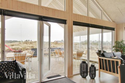 Det er god plass til at 18 personer sitter sammen i feriehusets oppholdsrom under et besøk i luksushus 357 i Vestjylland.