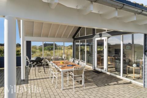 På terrassen i feriehus nr. 357 er det plass til 18 personer.