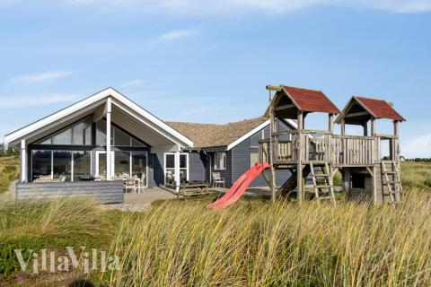 Nyt en grillkveld på terrassen i luksushus nr. 357 i Vestjylland