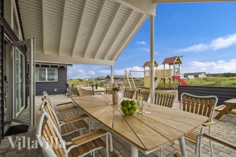 Luksushus nr. 357 har en deilig terrasse med gode hagemøbler til 18 personer.