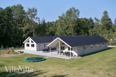 Dette lekre huset med svømmebasseng, nr. 362, med plass til 24 personer, ligger i Nordsjælland