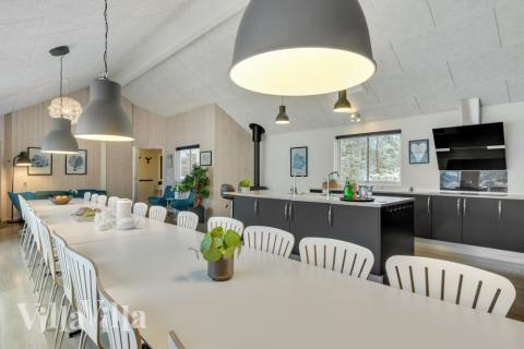 Det er plass til 24 personer i det store lyse oppholdsrommet i luksushus nr. 362.