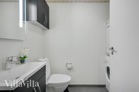 Det finnes bad med dusj i luksushus nr. 362 til 24 personer.