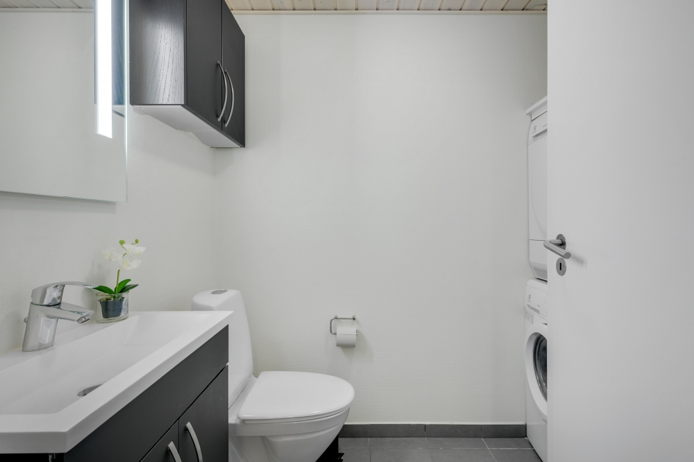 Det finnes bad med dusj i luksushus nr. 362 til 24 personer.